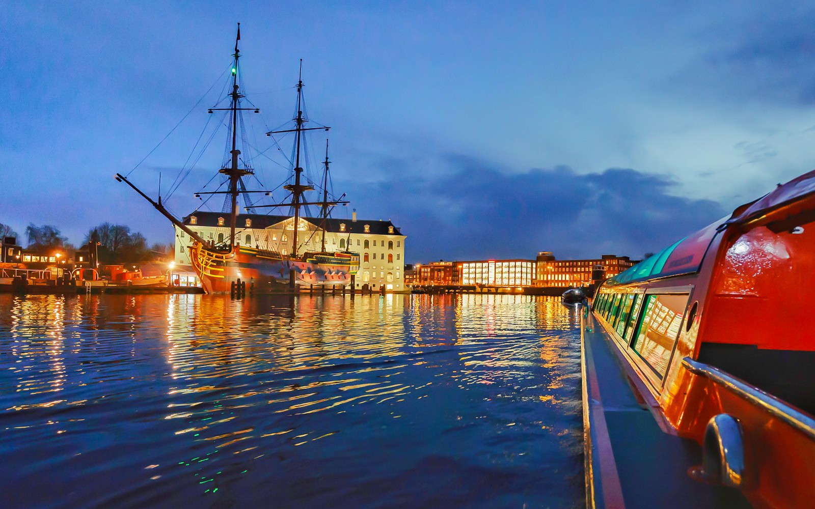 Amsterdam: 90-Min Adult-Only Evening Canal Cruise with Wine and Cheese — gallery 3
