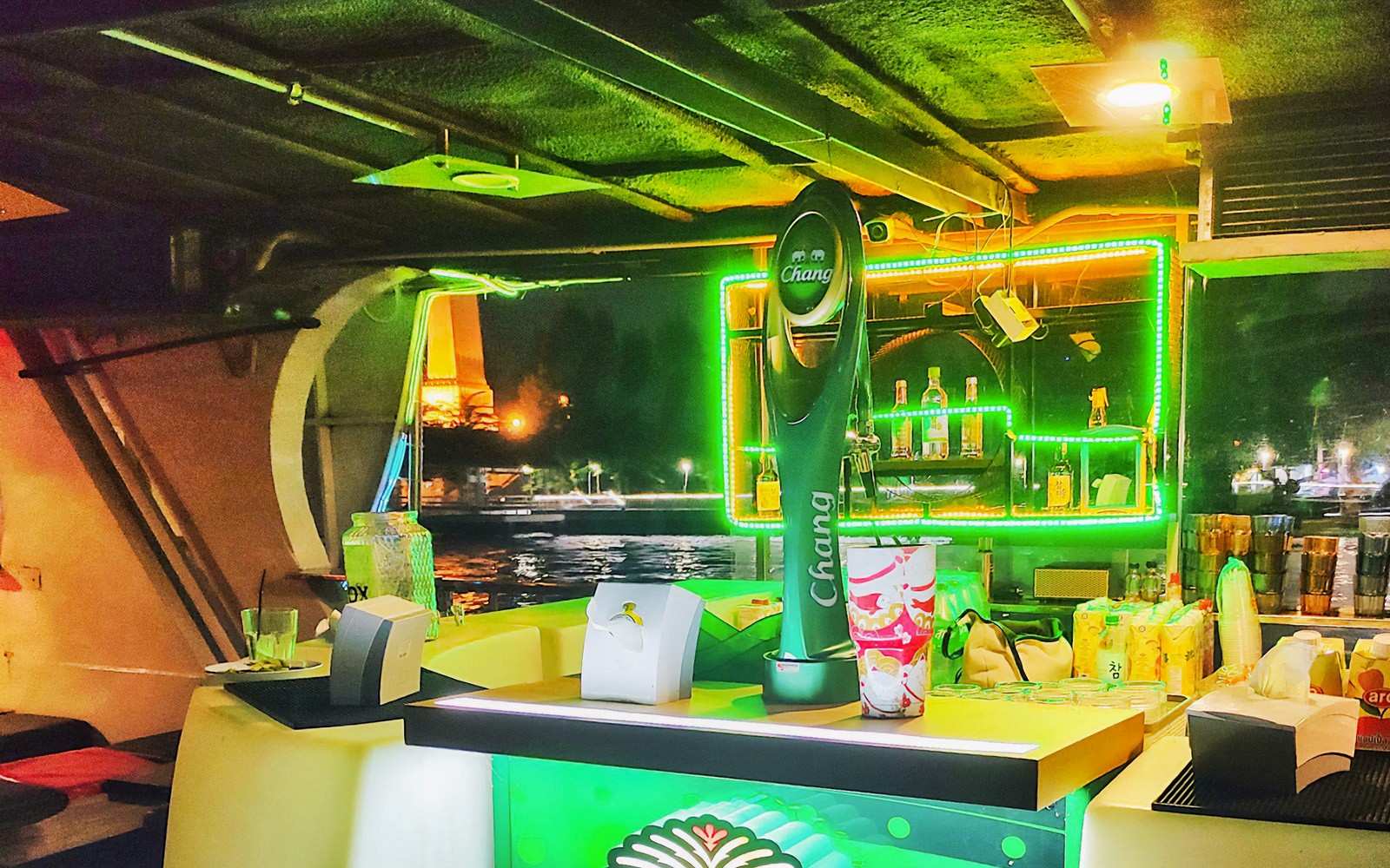 Yodsiam Sightseeing Boat in Bangkok with Snacks & Beverages