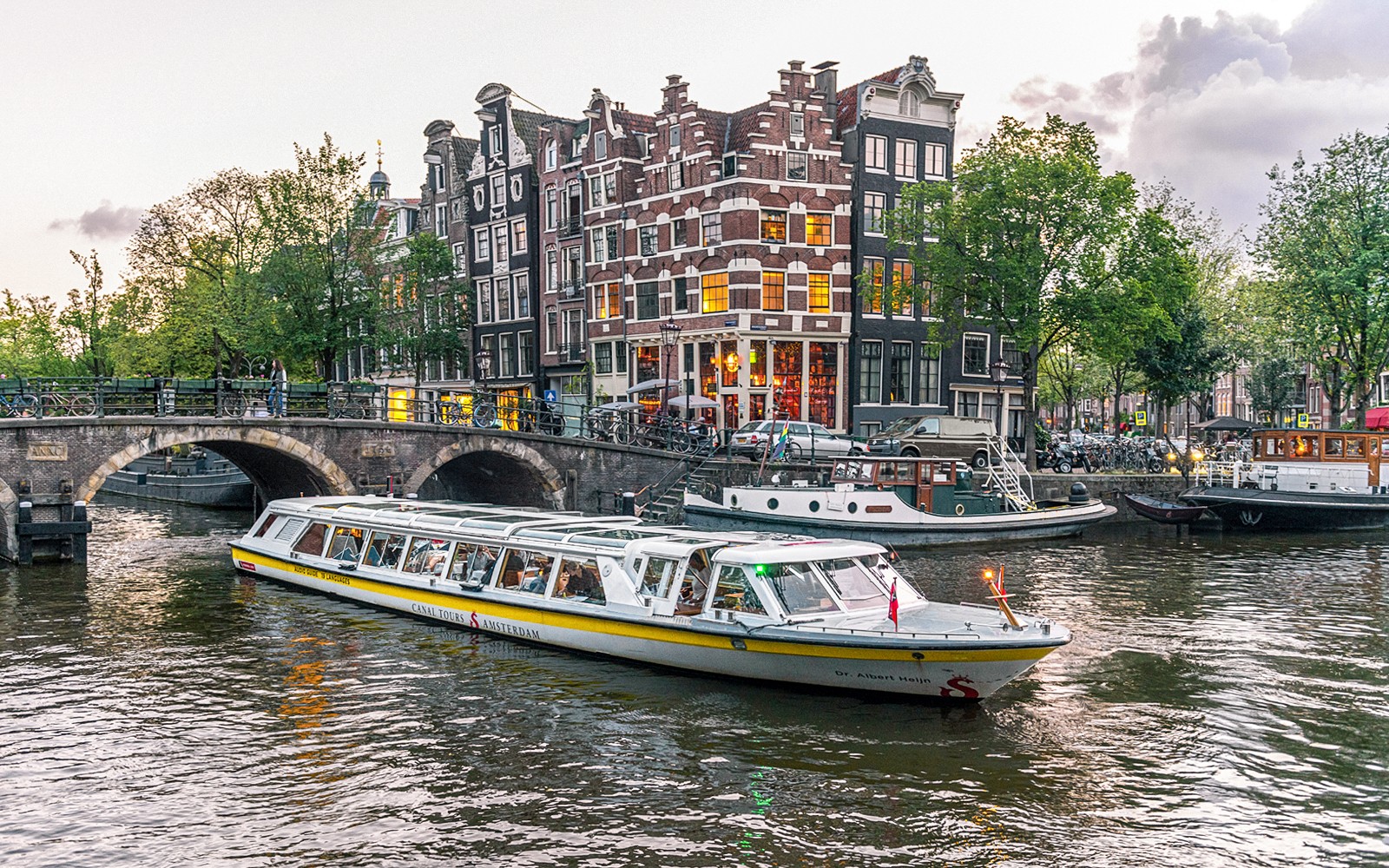 Amsterdam: 1-Hour Sightseeing Canal Cruise on Closed Heated Boat — gallery 1