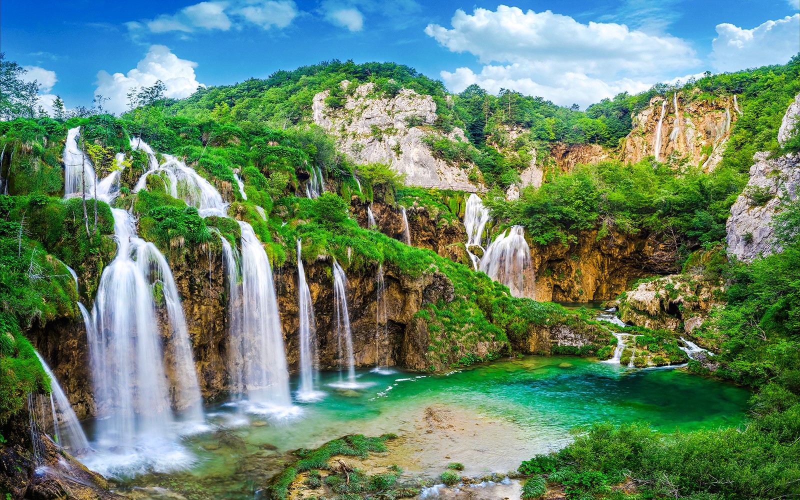 From Zagreb to Split: Full Day Guided Tour of Plitvice Lakes National Park with Transfer to Split