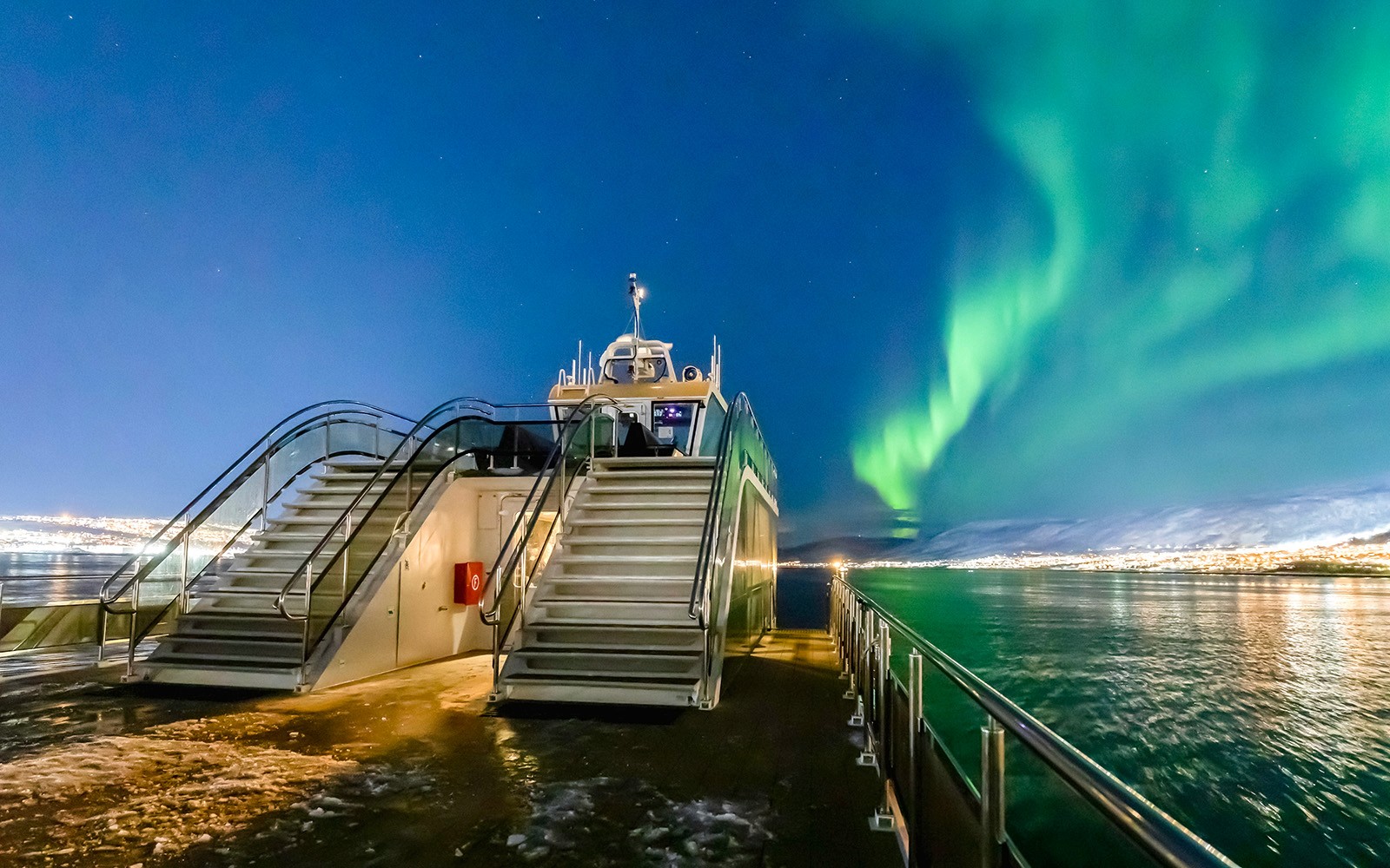 3.5-Hour Electric Northern Lights Guided Cruise with Light Meals