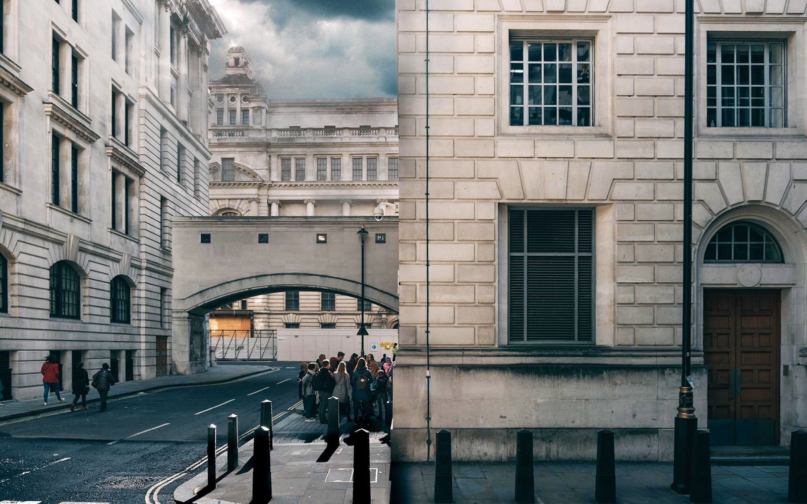 Harry Potter™ Film Locations Walking Tour with Thames River Cruise