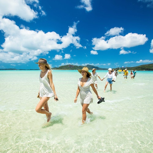 Whitsunday Islands: 1-Hr Flight + Guided Tour from Airlie Beach + Snorkelling