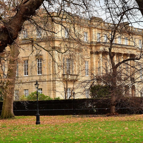 Buckingham Palace: Royal History Semi Private Guided Tour + Entry Ticket
