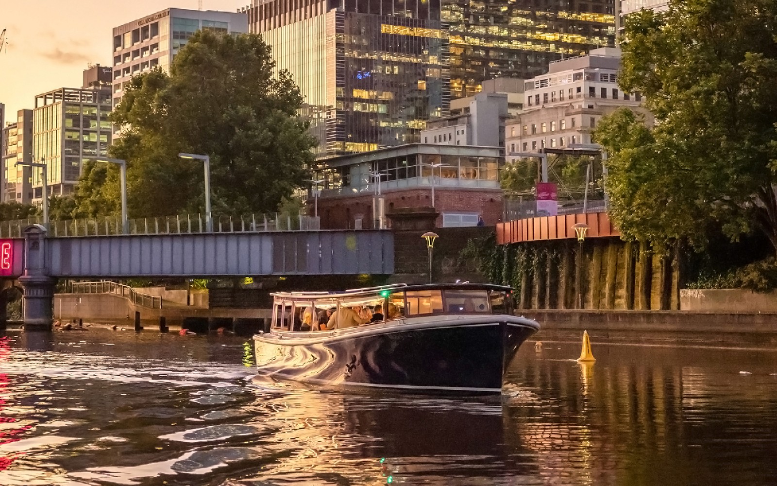 1.5-Hour Small-Group Sunset Sightseeing Cruise on Yarra River