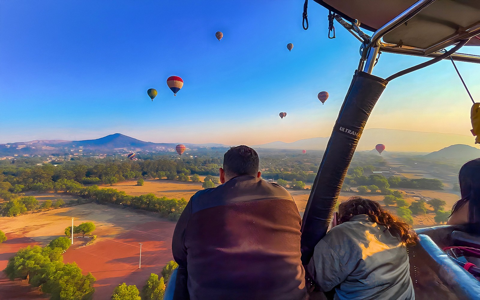 From Mexico City: Teotihuacán Hot Air Balloon Flight with Gourmet Breakfast and Pyramids Tour