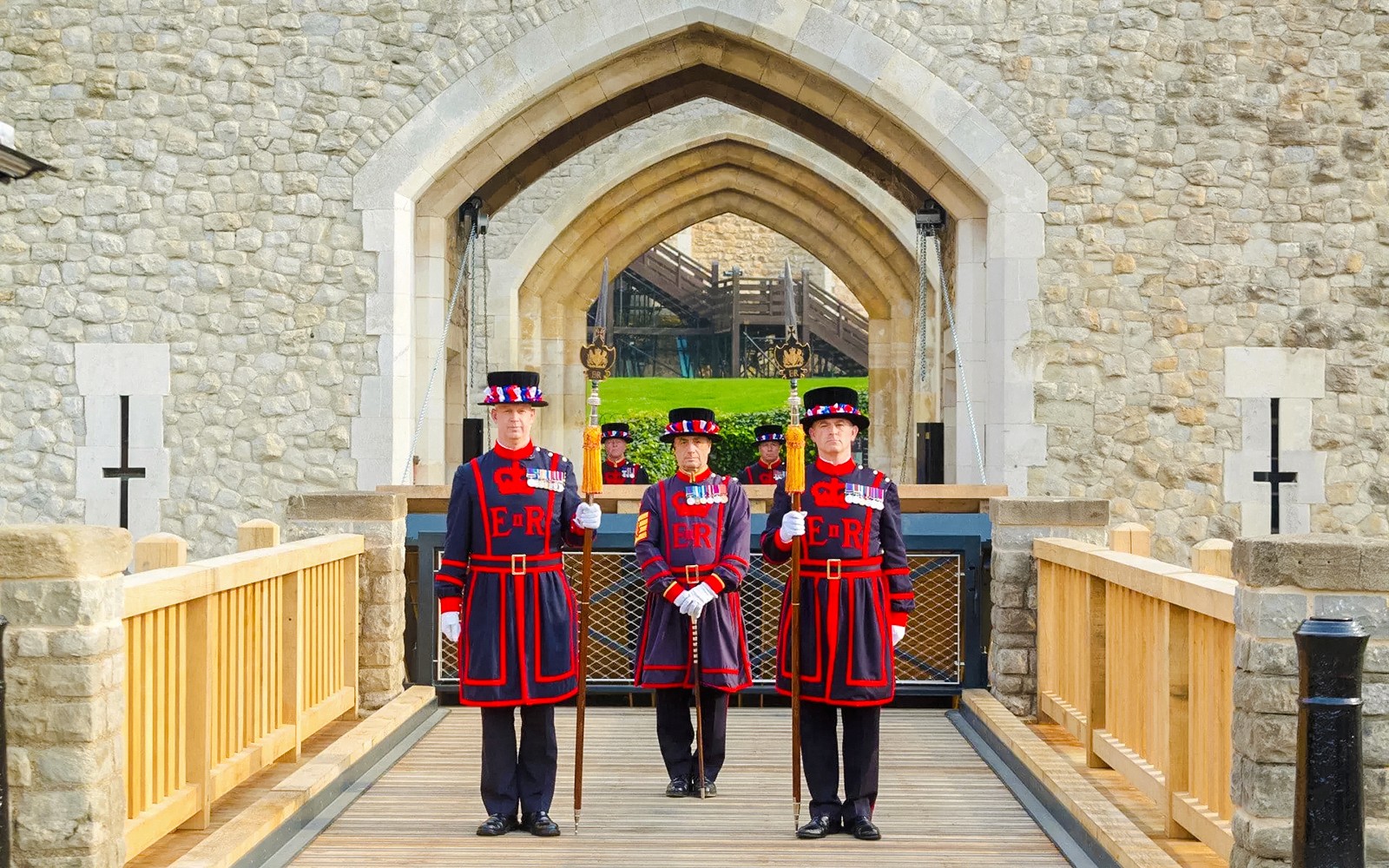 Skip-the-Line Tower Bridge Tickets and Tower of London Early-Access Guided Tour with Beefeater Opening Ceremony — mobile