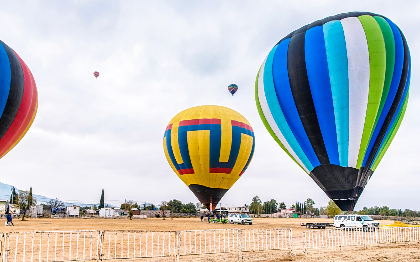 From Mexico City: Teotihuacán Hot Air Balloon Flight with Gourmet Breakfast and Pyramids Tour
