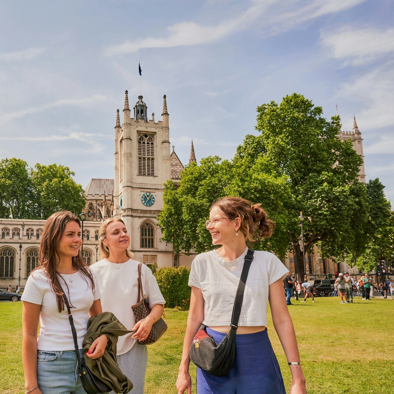 Tower of London: Guided Tour + Thames River Cruise + Crown Jewels Access