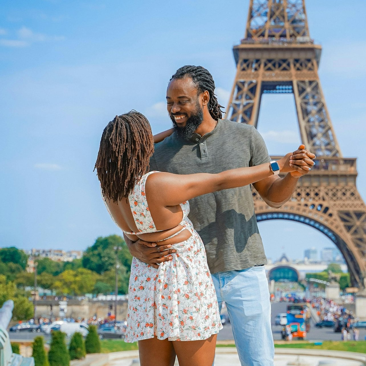 Paris: Professional Photoshoot at Eiffel Tower - 1 Hour