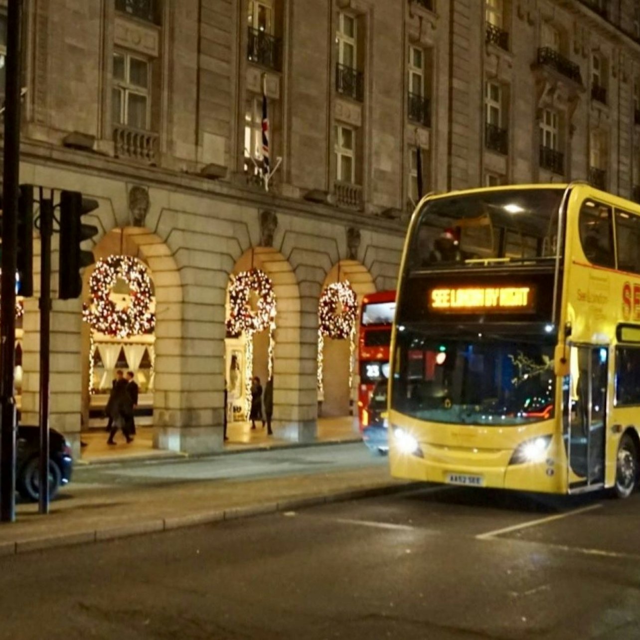London: Christmas Lights Guided Bus Tour