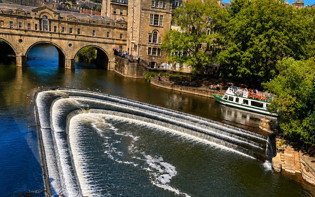 London: Castle Combe, Bath, and Stonehenge Small-Group Day Trip