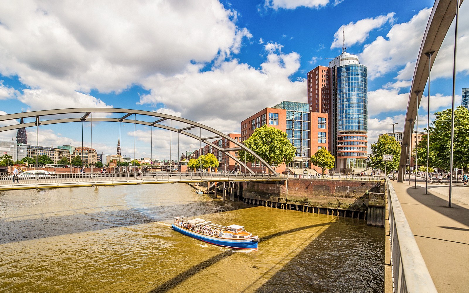2-Hour Harbor Cruise in Hamburg with Live Commentary in German — gallery 1