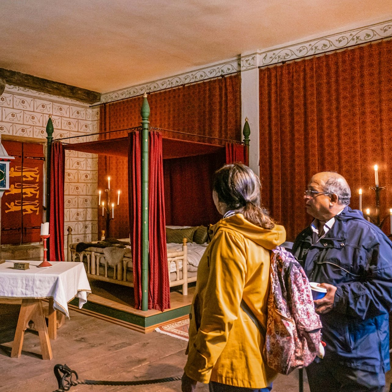 Tower of London: Guided Tour + Thames River Cruise + Crown Jewels Access