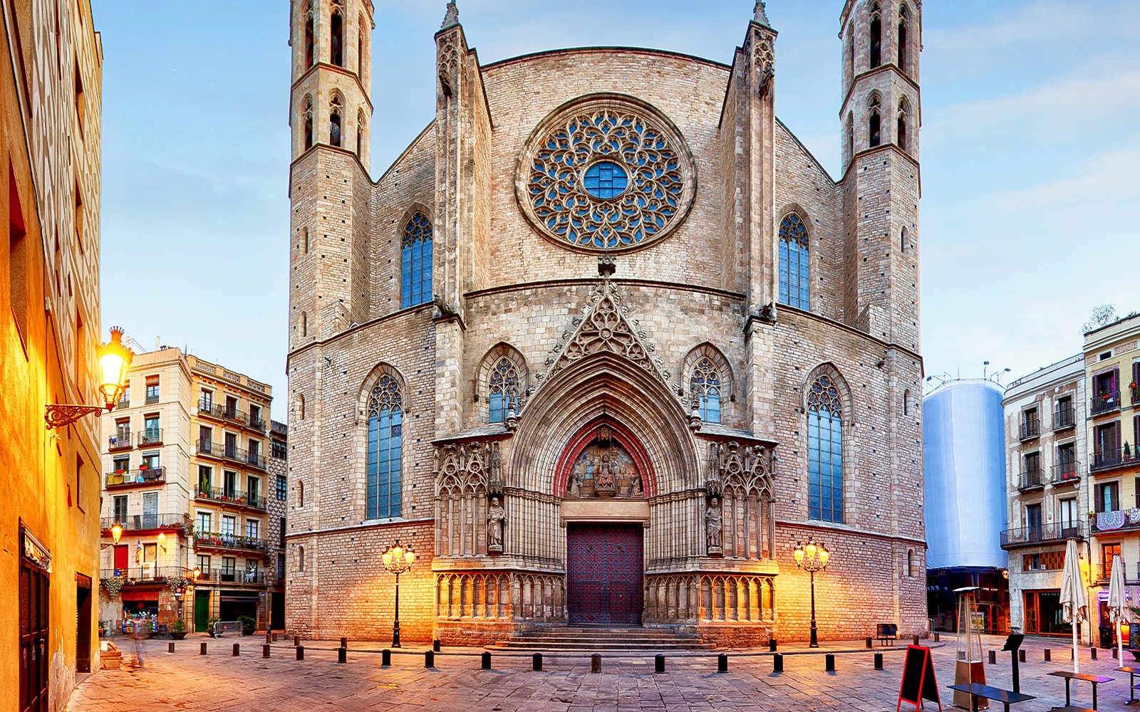 Skip-the-Line Guided Tour of Santa Maria del Mar Interior — gallery 1