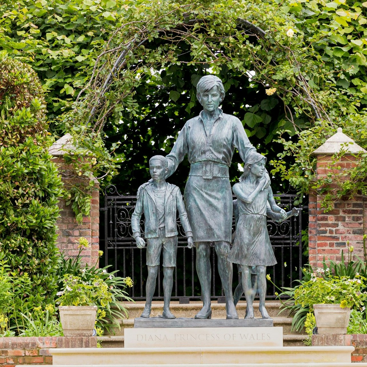 London: Guided Walking Tour + Changing of the Guard + Kensington Palace Entry — gallery 4