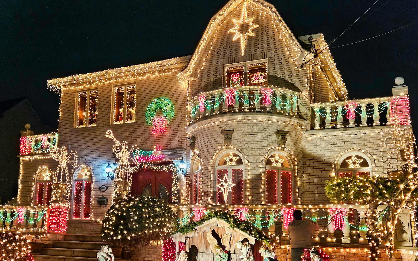 Dyker Heights Christmas Lights Tours: Bus or Walking - venue or experience setting