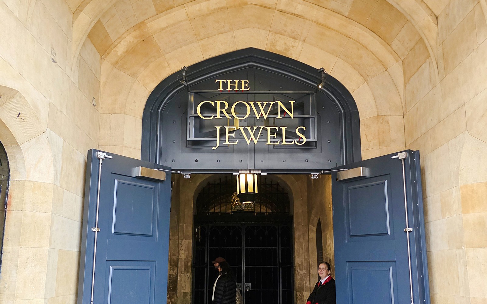 Tower of London Tickets with Access to the Crown Jewels and Beefeater Meet & Greet — mobile
