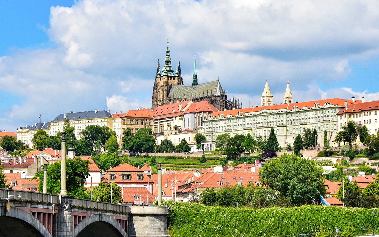 Prague Castle Guided Tour with One-Way Bus Transfer — gallery 1