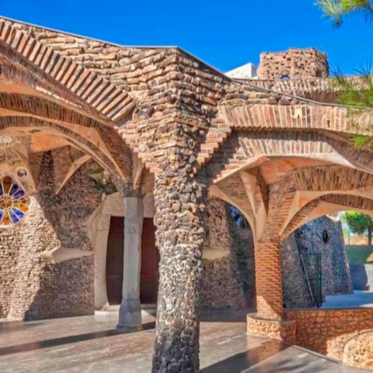 Gaudí's Crypt and Colonia Güell: Guided Tour