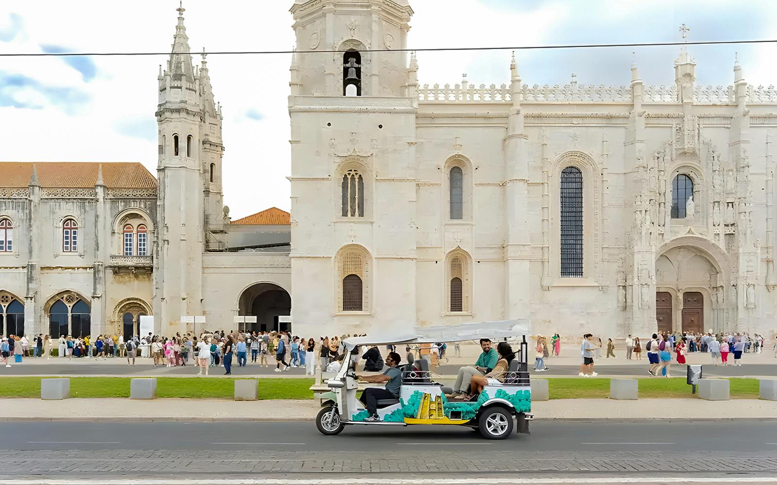 Lisbon: Private Tuk-Tuk Tour with Local Guide