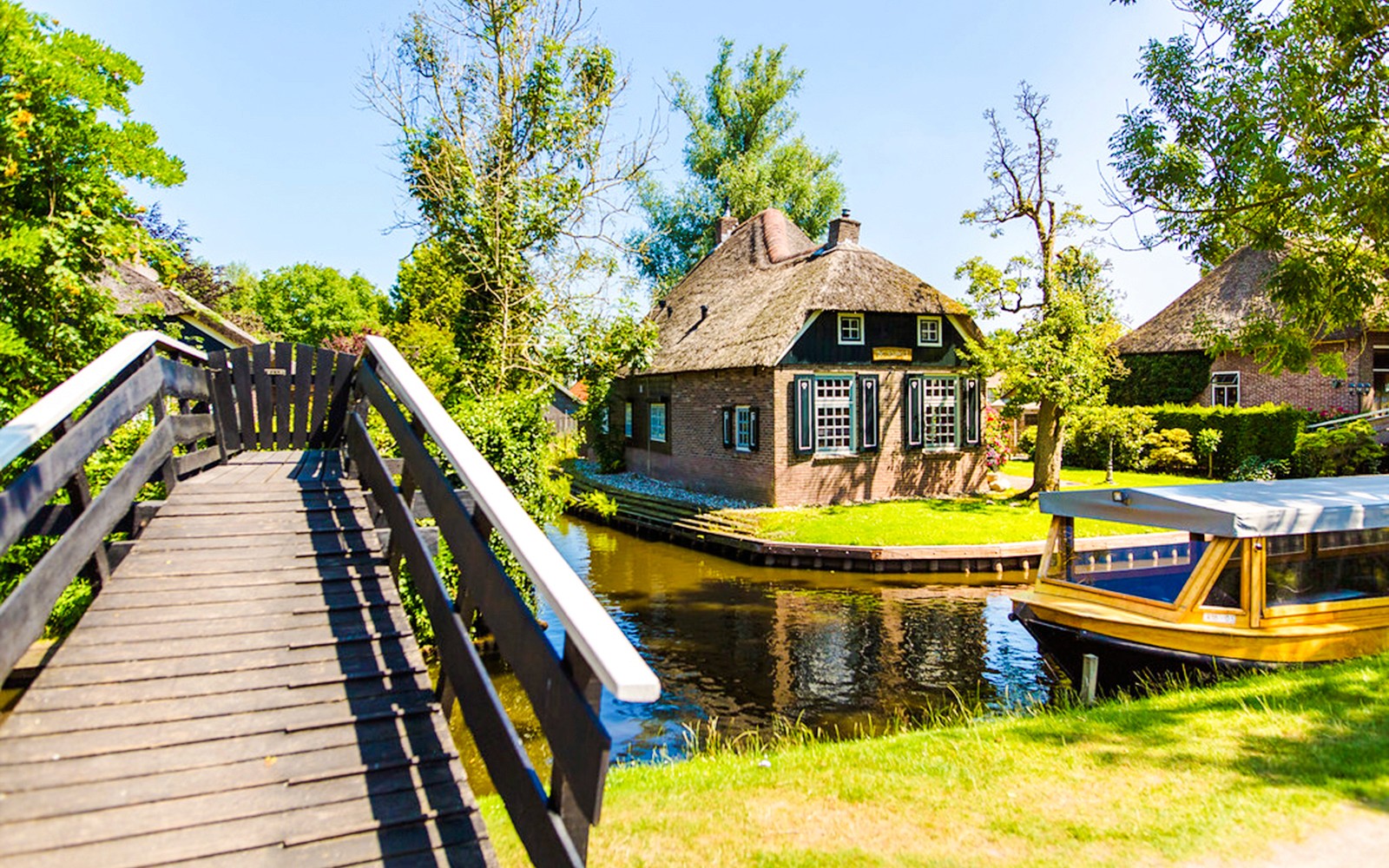 From Amsterdam: Giethoorn Day Trip with Boat Tour — gallery 4