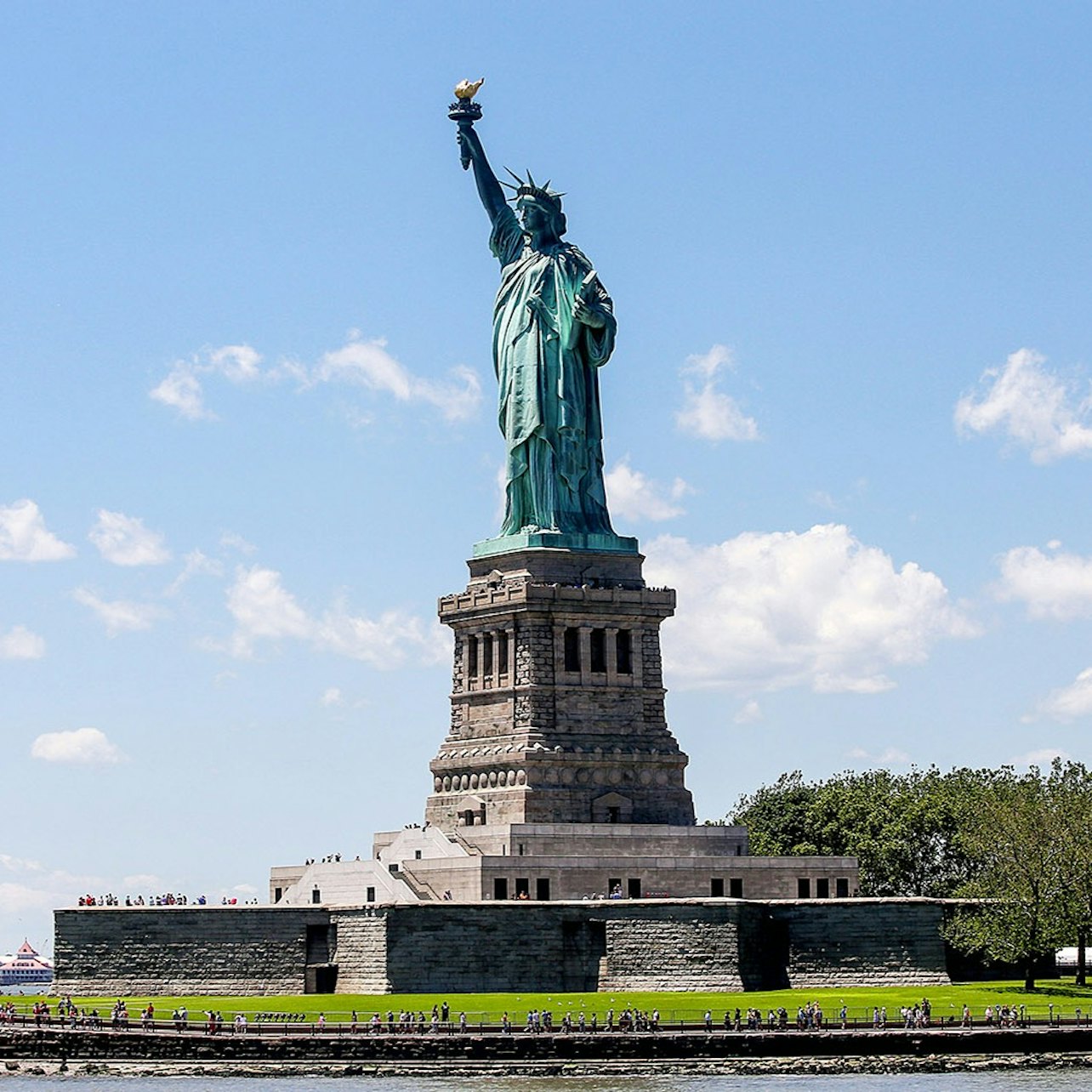 Statue of Liberty: Guided Express Tour + Roundtrip Ferry Ticket visitor view
