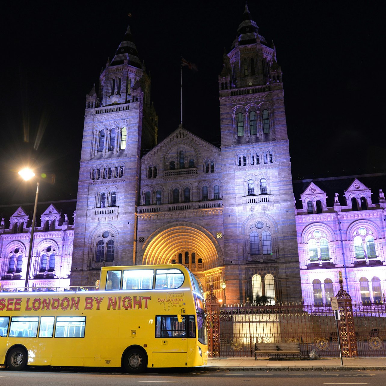 London: Roundtrip Uber Boat + Evening Bus Tour visitor view at London City Tours