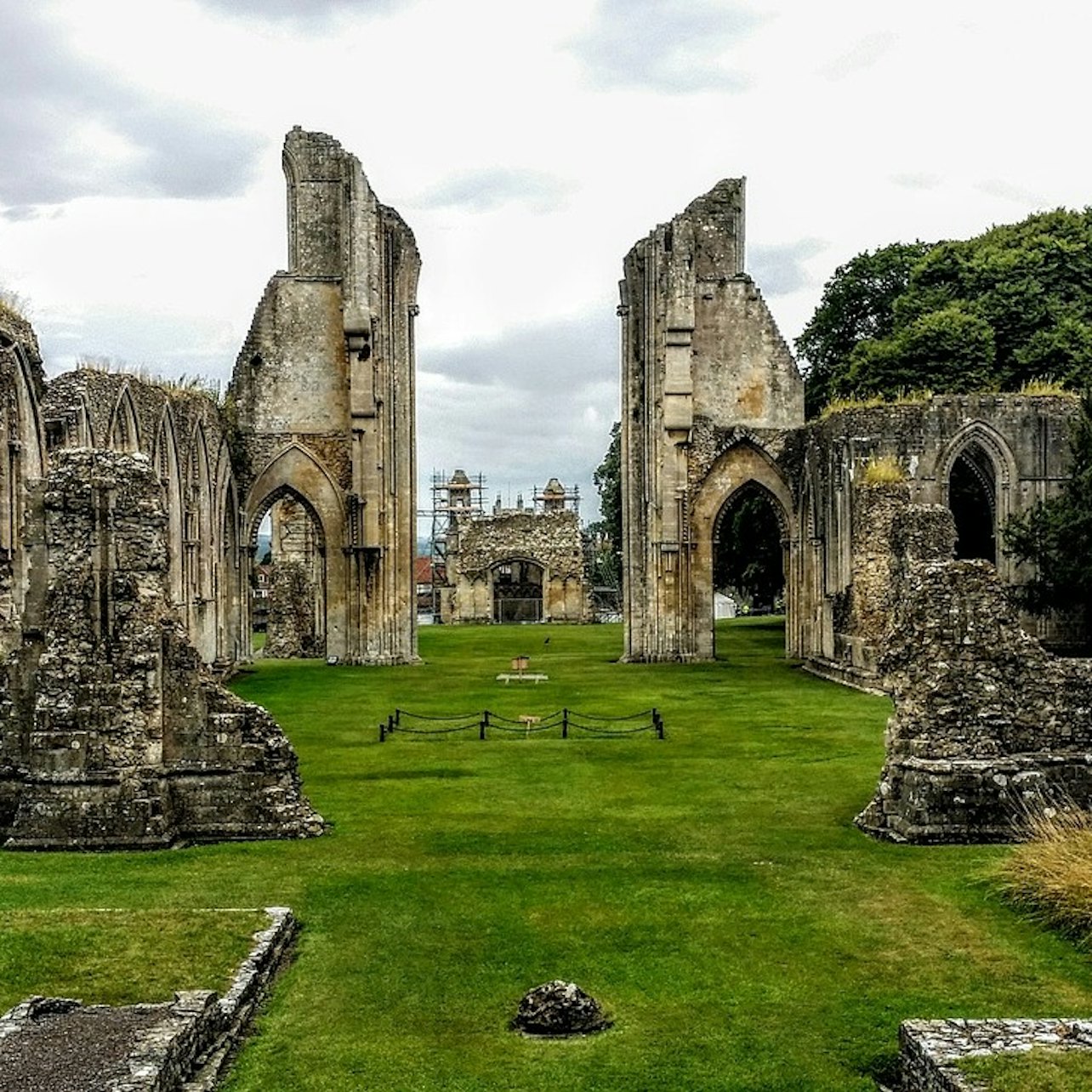 Stonehenge, Glastonbury Abbey & Avebury: Guided Day Trip from London — gallery 3