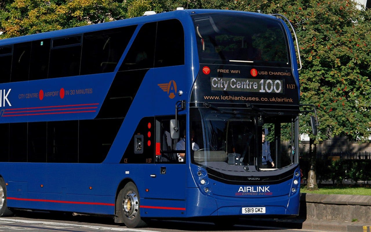 Airlink 100: Transfers de Ônibus de Ida/Saída no Mesmo Dia Entre o Aeroporto de Edinburgh e a Estação Waverly Bridge visitor view at Waverley Bridge