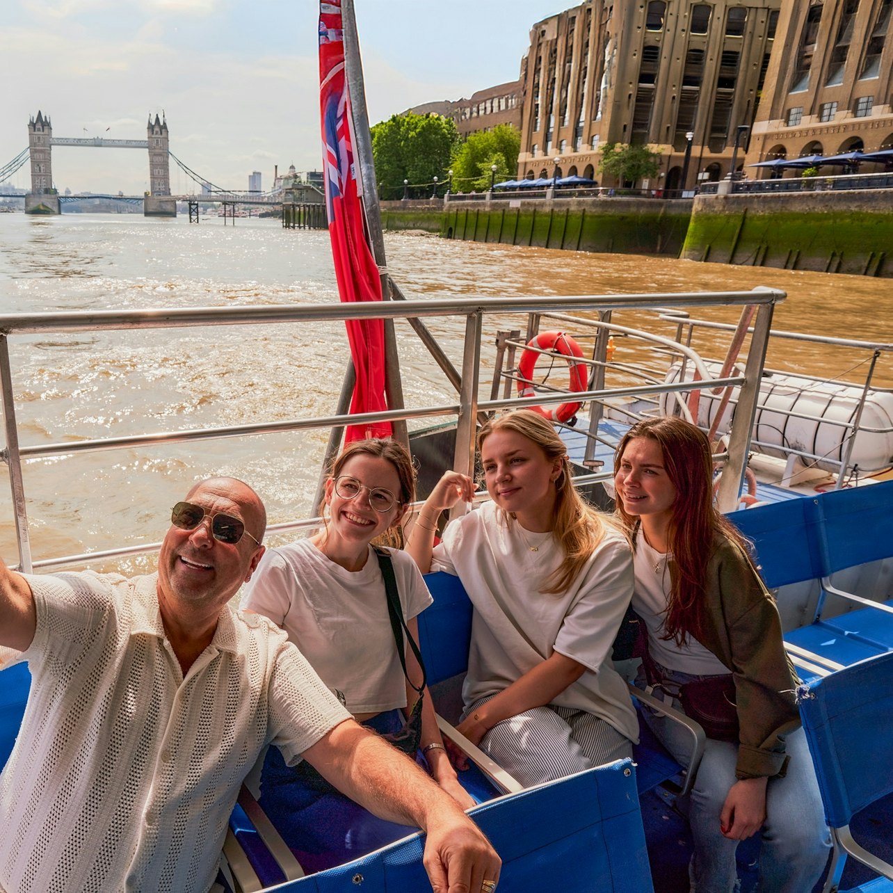 Tower of London: Guided Tour + Thames River Cruise + Crown Jewels Access
