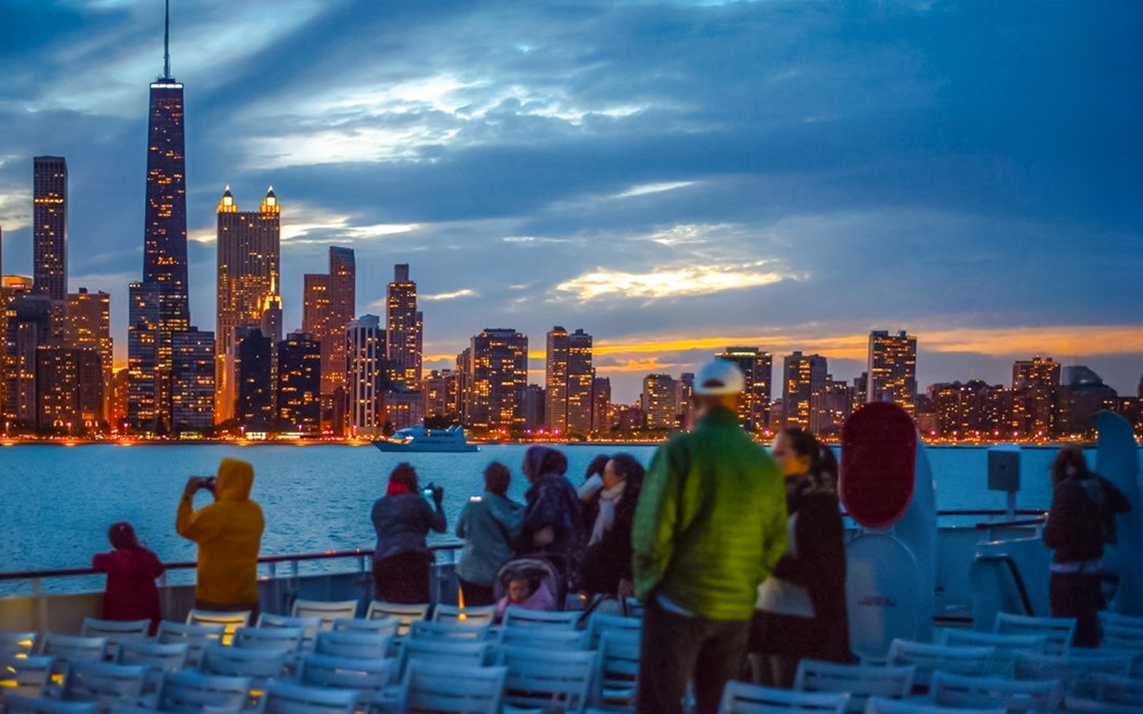 90-min Scenic Sunset Lake Michigan Cruise by Wendella