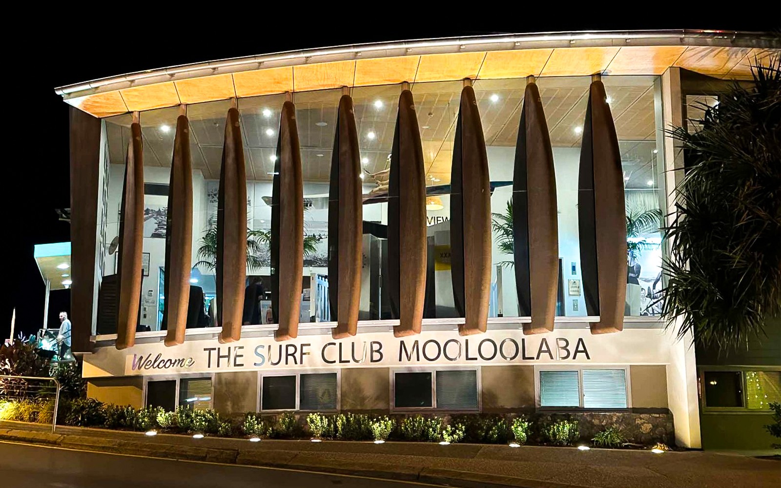 From Brisbane: Australia Zoo, Mooloolaba Beach & Surf Club Tour with Lunch & Drinks