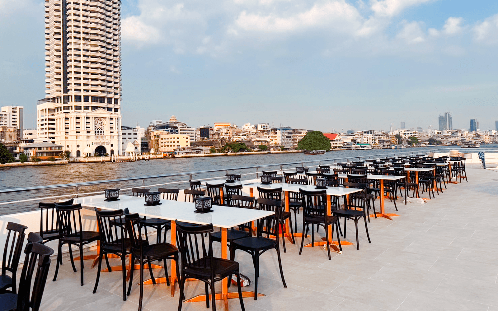 The Luxury White Dinner Cruise at ICONSIAM