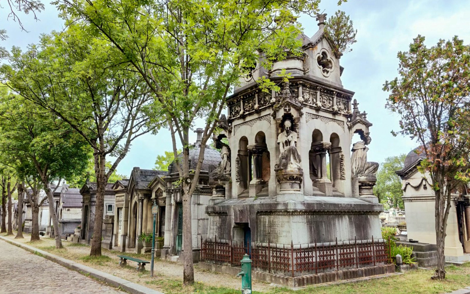 Père Lachaise Cemetery Audio Guide Tour of Famous Graves — gallery 4