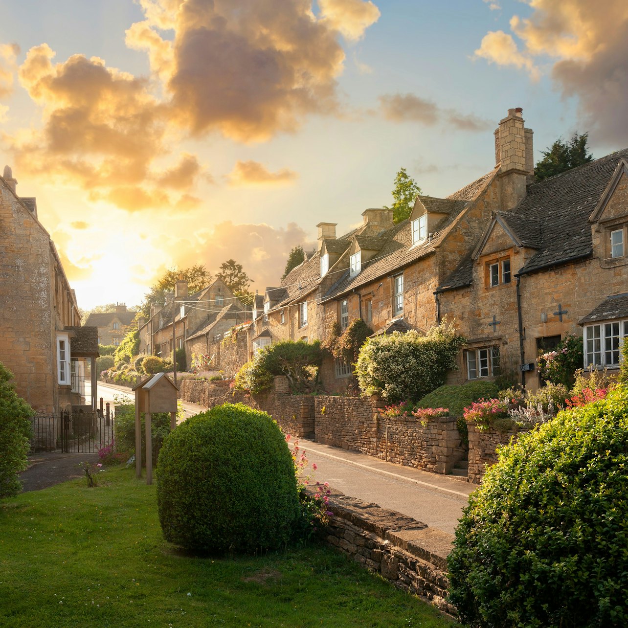 Cotswolds: Guided Day Tour from London + Lunch visitor view at Cotswold Tours from London