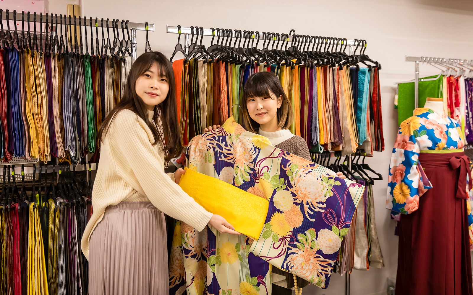 Kimono and Yukata Rental Near Kiyomizu-dera (Gion) with Optional Hair Styling and Makeup