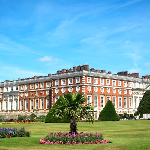 Hampton Court Palace: Entry + Roundtrip Transfer from London
