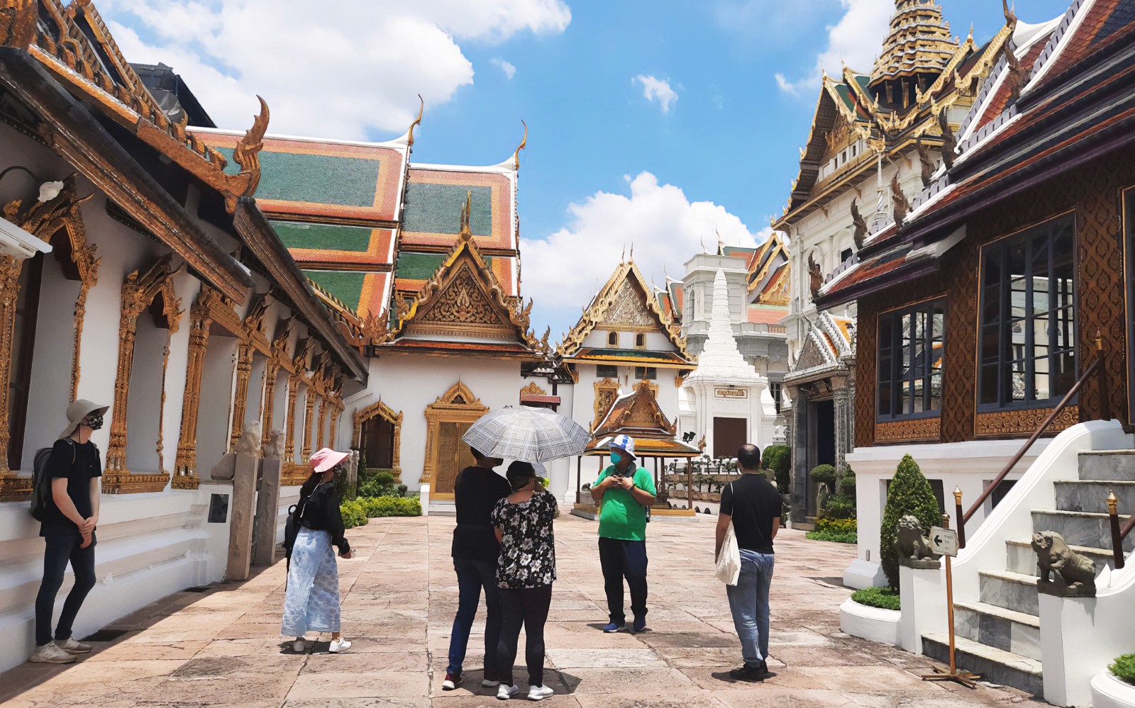 Bangkok Grand Palace and Emerald Buddha – Guided Walking Tour
