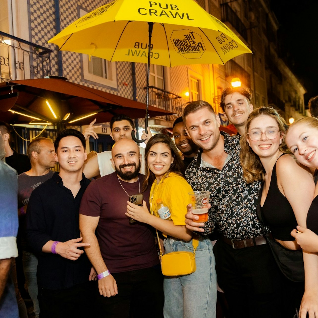 Lisbon: Guided Pub Crawl + 8 Drinks + VIP Club Entry
