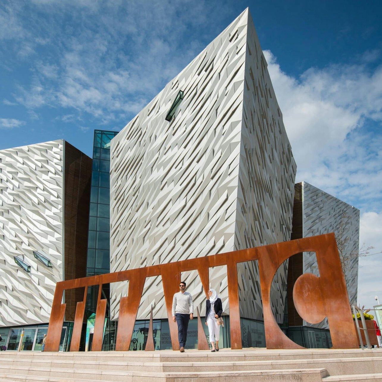 Giant's Causeway & Belfast City: Day Tour with Admission to Attractions