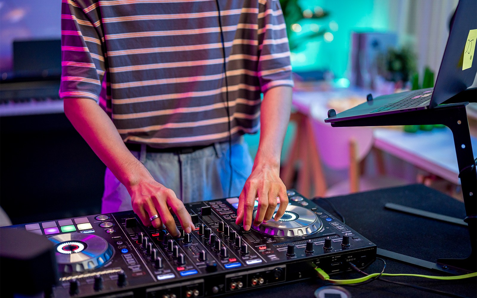 From Dubai Marina: Lotus Mega Yacht Dinner Cruise with Live DJ — gallery 1