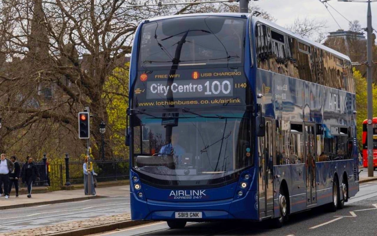 Airlink 100: Transfers de Ônibus de Ida/Saída no Mesmo Dia Entre o Aeroporto de Edinburgh e a Estação Waverly Bridge visitor view at Waverley Bridge