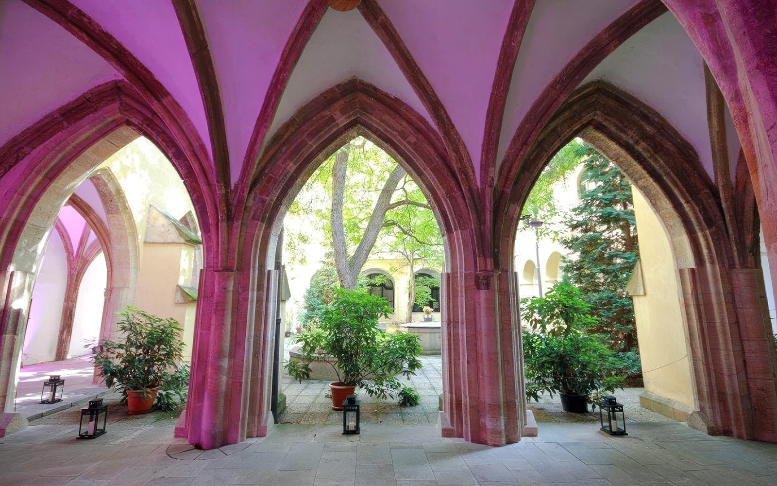 Prague Guided Tour with Entry to Basilica of St James & Minori — gallery 2