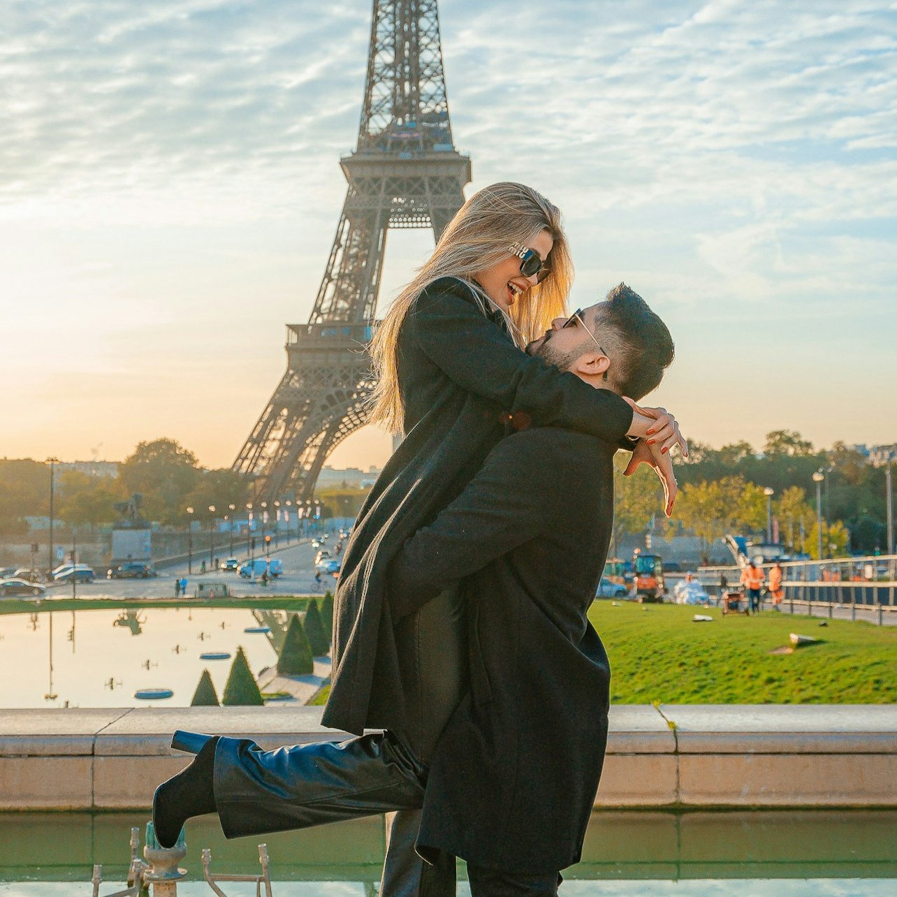 Paris: Professional Photoshoot at Eiffel Tower - 1 Hour