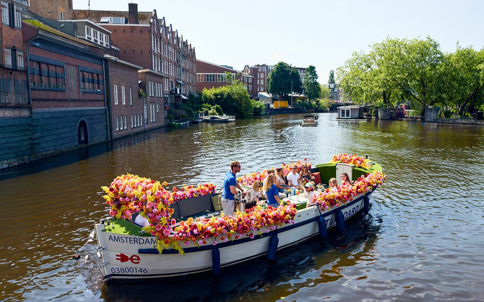 Amsterdam: 1-Hour Exclusive Tulip Experience on a Luxury Open Boat — gallery 1