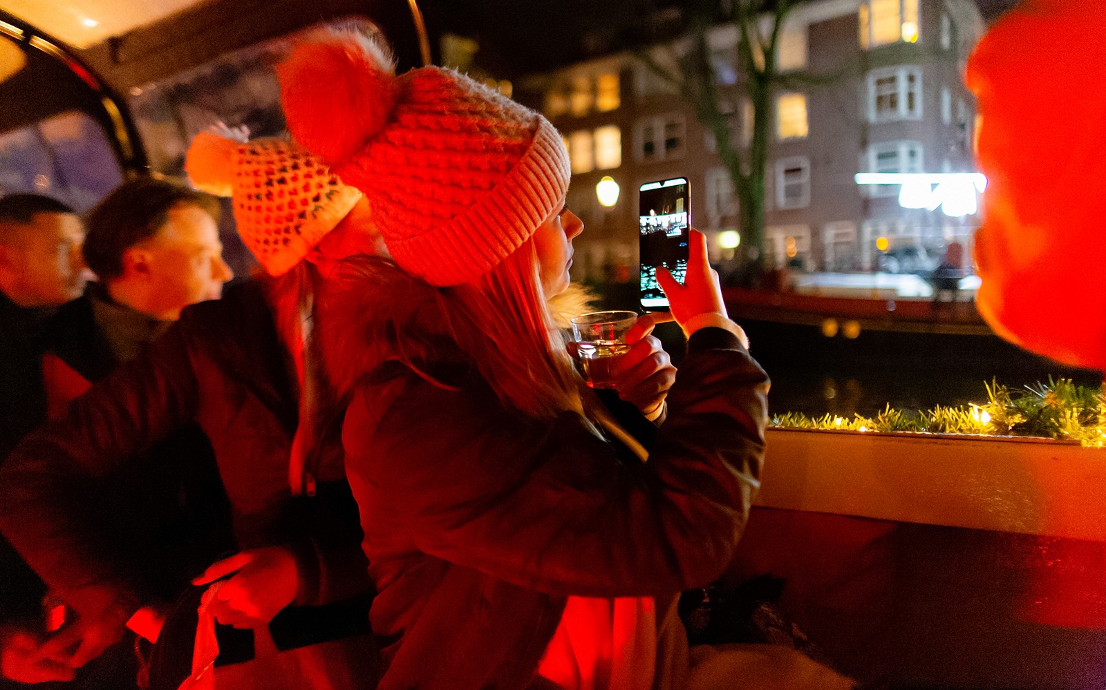 Amsterdam: 1-Hour Luxury Evening Canal Cruise on Heated Saloon Boat with Onboard Bar — gallery 2
