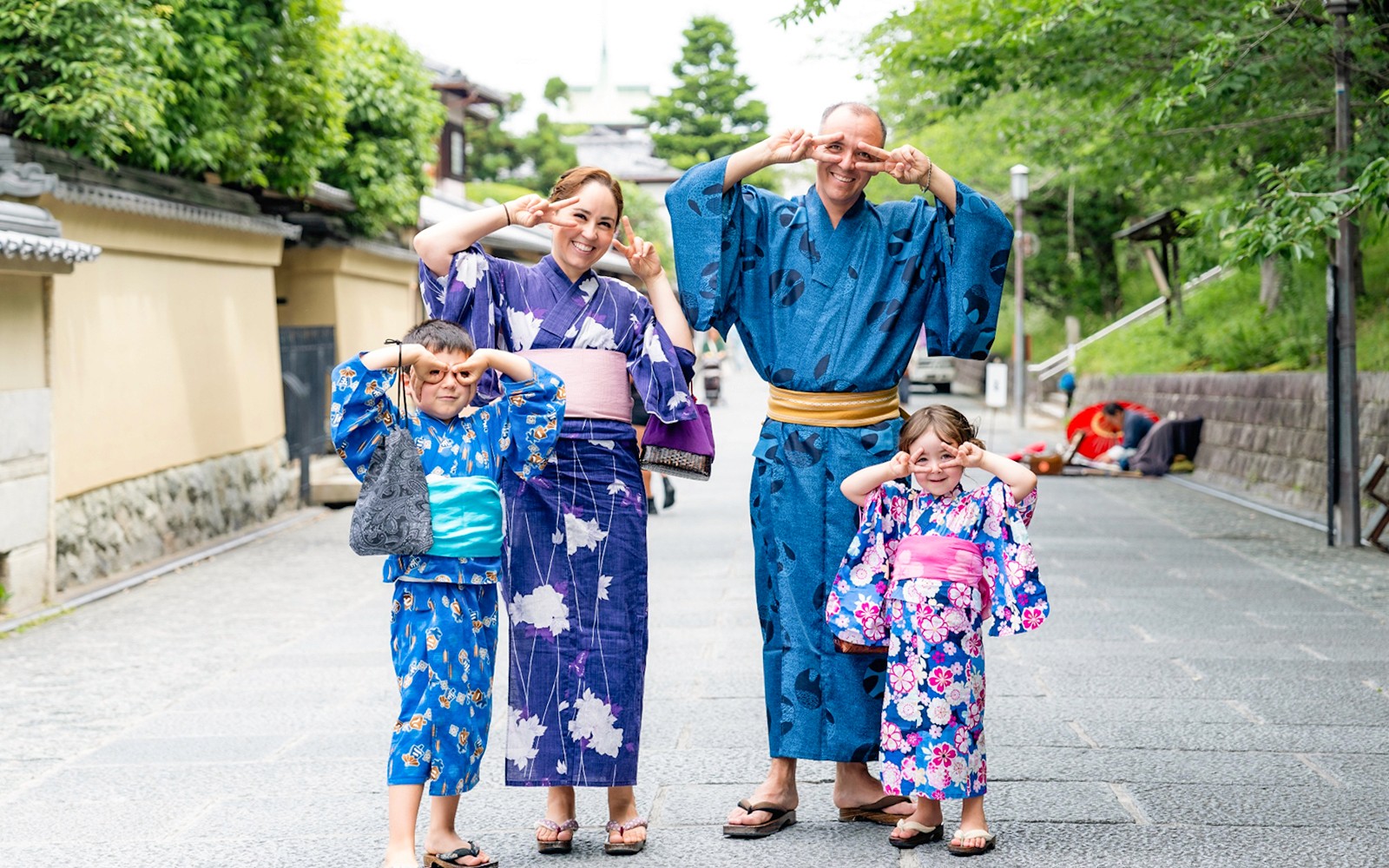 Kimono and Yukata Rental Near Kiyomizu-dera (Gion) with Optional Hair Styling and Makeup