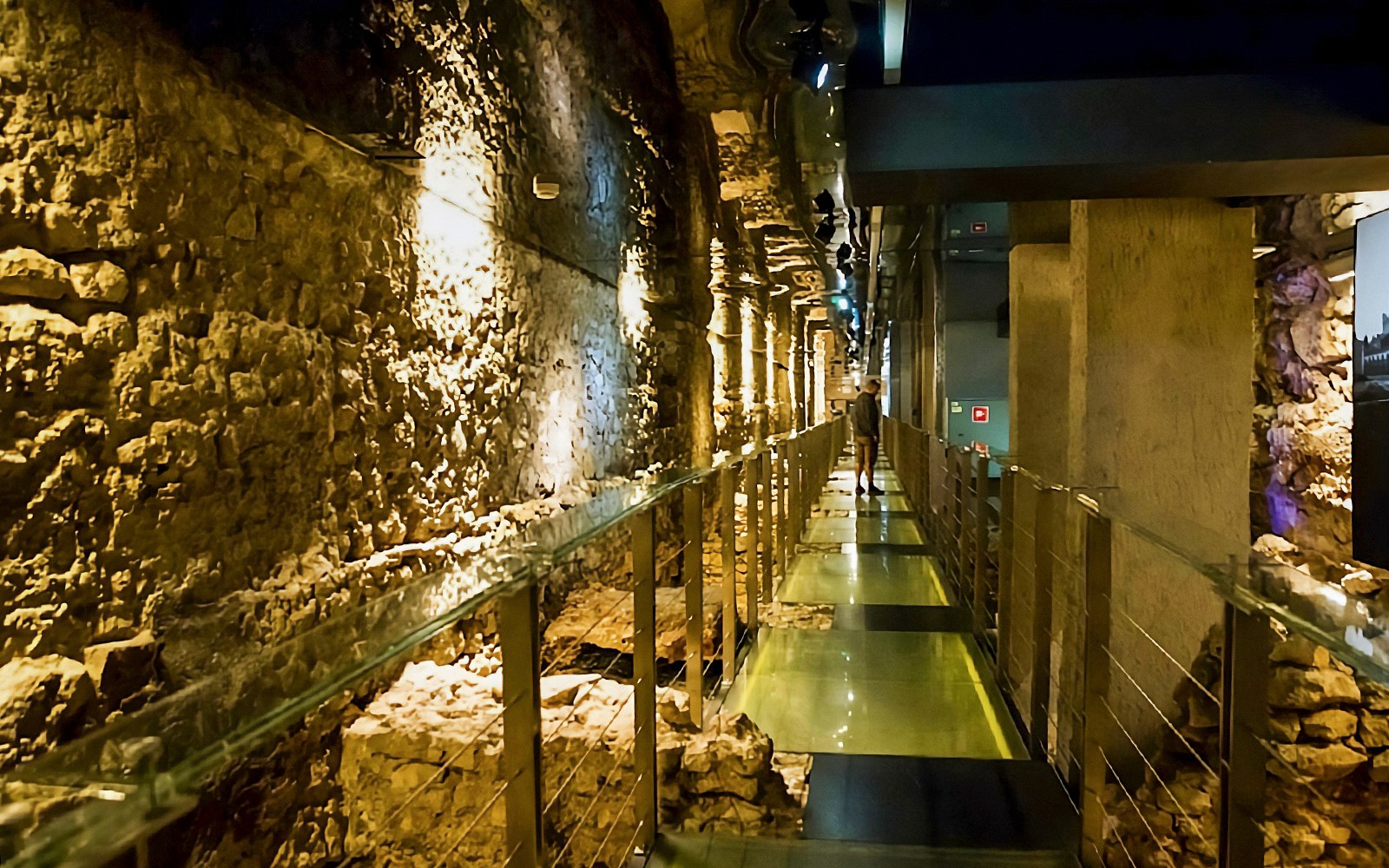 Krakow Old Town: St. Mary's Basilica and Rynek Underground Guided Tour — gallery 2