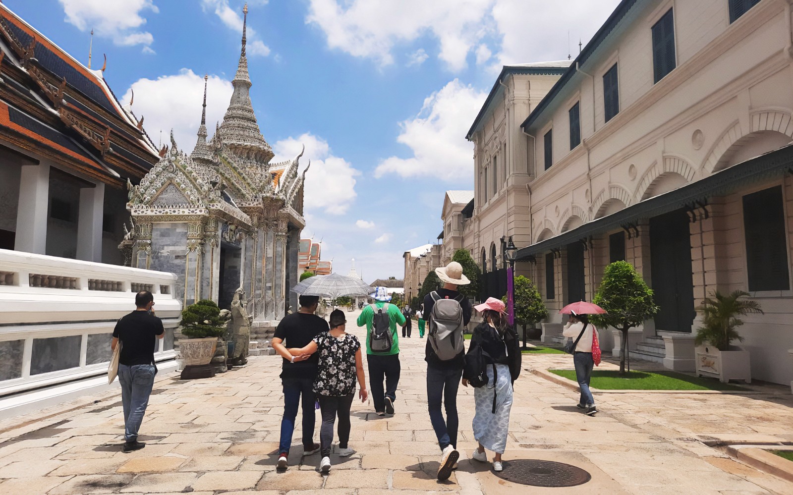 Bangkok Grand Palace and Emerald Buddha – Guided Walking Tour